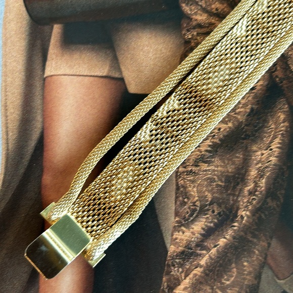 Vintage gold mesh bracelet with white 4 plastic cups , - Picture 5 of 6